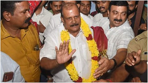 ജയില്‍മോചിതനായ പി സി ജോര്‍ജിനെ പാര്‍ട്ടി പ്രവര്‍ത്തകര്‍ സ്വീകരിക്കുന്നു/ ന്യൂ ഇന്‍ഡ്യന്‍ എക്‌സ്പ്രസ് ചിത്രം