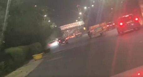 വിദ്യാര്‍ഥികളുടെ നേര്‍ക്ക് കാര്‍ ഓടിച്ചുകയറ്റുന്ന ദൃശ്യം