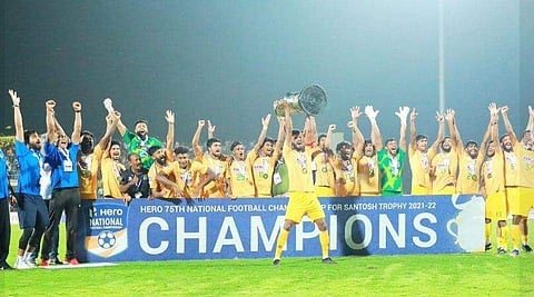 സന്തോഷ് ട്രോഫി കിരീടവുമായി കേരള ടീം/ ഫെയ്‌സ്ബുക്ക്‌