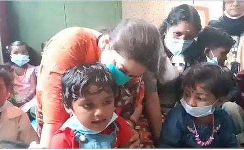 വയനാട്ടിലെ അംഗനവാടി കുട്ടികള്‍ക്കൊപ്പം ആടിപ്പാടി സ്മൃതി ഇറാനി; വീഡിയോ