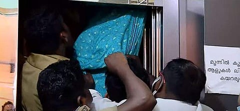 ലിഫ്റ്റില്‍ കുടുങ്ങിയ രോഗിയെ രക്ഷപ്പെടുത്തുന്നു /ടെലിവിഷന്‍ ചിത്രം