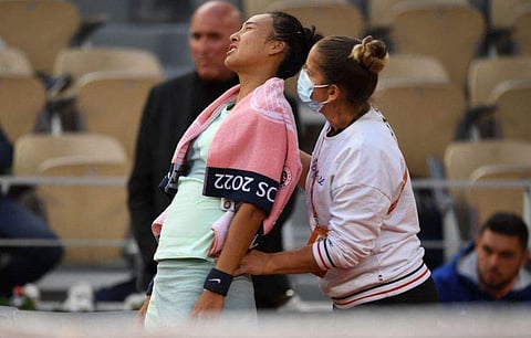 ഫ്രഞ്ച് ഓപ്പണ്‍ നാലാം റൗണ്ടിന് ഇടയില്‍ മെഡിക്കല്‍ സഹായം തേടുന്ന ചാങ് ഷിന്‍വെന്‍/ഫോട്ടോ: എഎഫ്പി