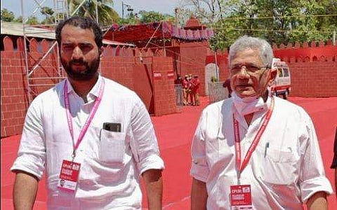 അരുണ്‍കുമാര്‍ യെച്ചൂരിക്കൊപ്പം/ ഫെയ്‌സ്ബുക്ക്‌