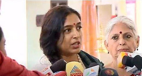 പത്മപ്രിയയും ബീനാപോളും മാധ്യമങ്ങളോട് സംസാരിക്കുന്നു/ ടിവി ദൃശ്യം