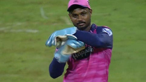 കൊല്‍ക്കത്തക്കെതിരായ കളിയില്‍ ഡിആര്‍എസ് എടുക്കുന്ന സഞ്ജു സാംസണ്‍/വീഡിയോ ദൃശ്യം