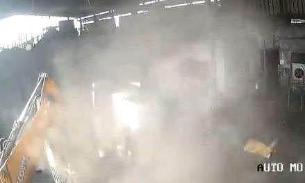 ജെസിബിയുടെ ടയര്‍ പൊട്ടിത്തെറിക്കുന്ന ദൃശ്യം