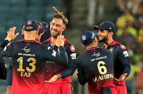 ചെന്നൈക്കെതിരെ വിക്കറ്റ് വീഴ്ത്തിയ മാക്‌സ്‌വെല്ലിനെ അഭിനന്ദിക്കുന്ന ബാംഗ്ലൂര്‍ താരങ്ങള്‍/ഫോട്ടോ: ട്വിറ്റര്‍