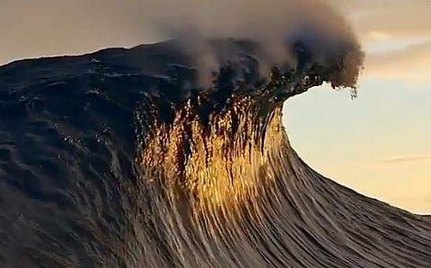 മേഘങ്ങളെ തിരമാലകള്‍ തൊടുന്നതു പോലെ തോന്നിപ്പിക്കുന്ന ദൃശ്യം