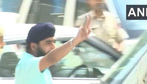 ബഗ്ഗ ഡല്‍ഹി പൊലീസിനൊപ്പം മടങ്ങുന്നു/വിഡിയോ ദൃശ്യം