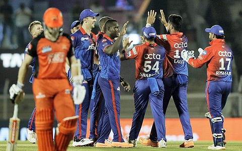 ഹൈദരാബാദ് കാപ്റ്റൻ കെയ്ന്‍ വില്യംസന്റെ വിക്കറ്റ് ആഘോഷിക്കുന്ന ഡൽഹി താരങ്ങൾ/ പിടിഐ