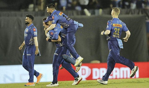 വിജയം ആഘോഷിക്കുന്ന മുംബൈ ഇന്ത്യൻസ്/ പിടിഐ