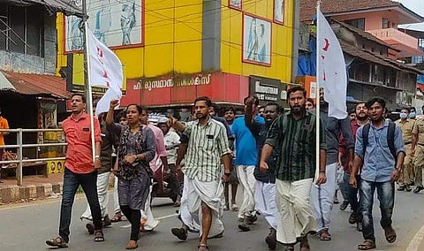 ഹലാല്‍ സ്റ്റിക്കര്‍ ഇല്ലാത്ത ബീഫ് വേണം; കോഴിക്കോട് സൂപ്പര്‍ മാര്‍ക്കറ്റ് ജീവനക്കാരെ മര്‍ദിച്ചു, ഒരാള്‍ കസ്റ്റഡിയില്‍