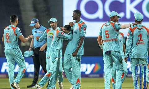 കൊല്‍ക്കത്തക്കെതിരായ ജയം ആഘോഷിക്കുന്ന ലഖ്‌നൗ താരങ്ങള്‍/ഫോട്ടോ: പിടിഐ