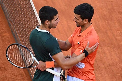 മാഡ്രിഡ് ഓപ്പണ്‍ സെമിയില്‍ ജയിച്ച അല്‍കാരസിനെ അഭിനന്ദിക്കുന്ന ജോക്കോവിച്ച്/ഫോട്ടോ: എഎഫ്പി