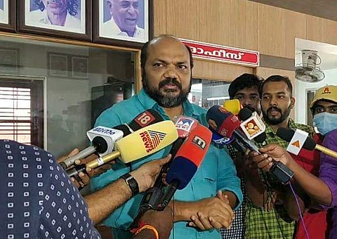 പി രാജീവ് കൊച്ചിയില്‍ മാധ്യമങ്ങളെ കാണുന്നു