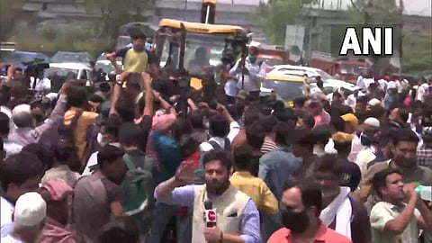 ഷഹീന്‍ ബാഗില്‍ ബുള്‍ഡോസറുകള്‍ നാട്ടുകാര്‍ തടഞ്ഞപ്പോള്‍/എഎന്‍ഐ