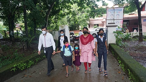 കുഞ്ഞനുജത്തിയുടെ കൈപിടിച്ച് ഷാരോണ്‍ സ്‌കൂളിലേക്ക്