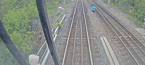 ട്രെയിന്‍ അപകടത്തില്‍ നിന്ന് അത്ഭുതകരമായി രക്ഷപ്പെടുന്ന കുട്ടികളുടെ ദൃശ്യം