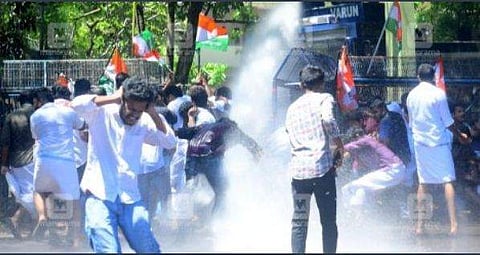 കോണ്‍ഗ്രസ് പ്രവര്‍ത്തകര്‍ക്കെതിരെ പൊലീസ് ജലപീരങ്കി പ്രയോഗിക്കുന്നു