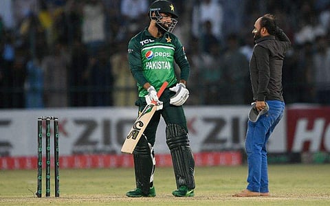 മുള്‍ട്ടാന്‍ ഏകദിനത്തിന് ഇടയില്‍ ഷദാബ് ഖാന് സല്യൂട്ട് നല്‍കുന്ന ആരാധകന്‍/ഫോട്ടോ: എഎഫ്പി