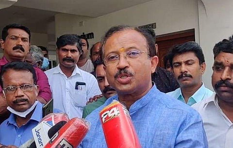 അടൂരില്‍ വി മുരളീധരന്‍ മാധ്യമങ്ങളെ കാണുന്നു