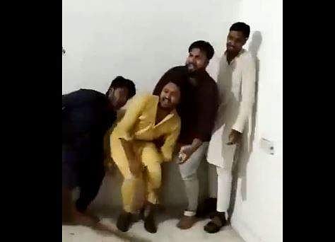 സ്റ്റേഷനില്‍ ഉത്തര്‍പ്രദേശ് പൊലീസ് യുവാക്കളെ തല്ലുന്ന ദൃശ്യം