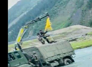 പുഴയില്‍ നിന്ന് യാത്രക്കാരെ രക്ഷിക്കുന്ന കരസേന, എഎന്‍ഐ