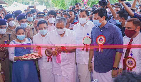 തവനൂര്‍ ജയിലിന്റെ ഉദ്ഘാടനം നിര്‍വഹിക്കുന്ന പിണറായിക്കൊപ്പം മുഹമ്മദ് റിയാസ്‌