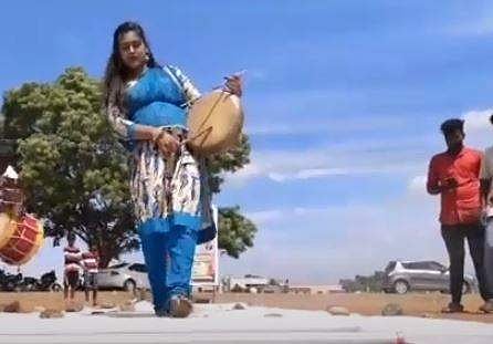 ട്യൂബ് ലൈറ്റിന്റെ മുകളിലൂടെ നടക്കുന്ന യുവതിയുടെ ദൃശ്യം