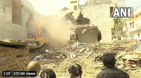 വീട് ഇടിച്ചുനിരത്തുന്നതിന്റെ വിഡിയോ ദൃശ്യം