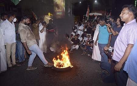 പ്രവർത്തകർക്കെതിരെ കൊച്ചിയിൽ കോൺഗ്രസ് പ്രവർത്തകർ പ്രതിഷേധ മാർച്ച് നടത്തി/ഫോട്ടോ: എ സനേഷ്