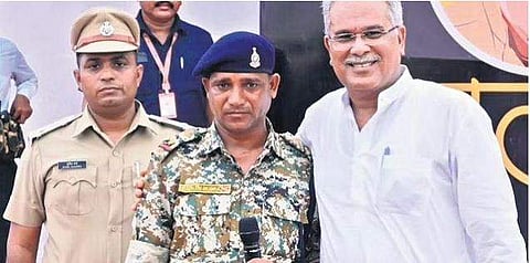 മദ്കം മുദ്രാജ് ഛത്തീസ്ഗഢ് മുഖ്യമന്ത്രി ഭൂപേഷ് ബാഗേലിനൊപ്പം/ എക്‌സ്പ്രസ്