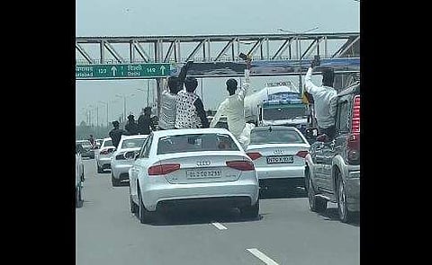 തുറന്ന ഓഡി കാറില്‍ കൂട്ടുകാര്‍ക്കൊപ്പം വരന്‍ സെല്‍ഫി എടുക്കുന്ന ദൃശ്യങ്ങള്‍