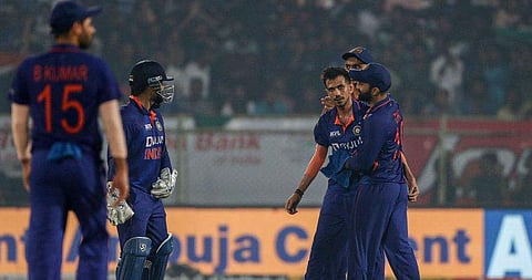 സൗത്ത് ആഫ്രിക്കയ്‌ക്കെതിരെ വിക്കറ്റ് വീഴ്ത്തിയ ചഹലിനെ അഭിനന്ദിക്കുന്ന സഹതാരങ്ങള്‍/ഫോട്ടോ: എഎഫ്പി