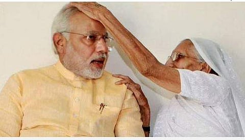 അമ്മയ്‌ക്കൊപ്പം നരേന്ദ്രമോദി