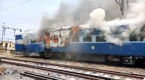 സമരക്കാര്‍ ട്രെയിനിന് തീവെച്ചപ്പോള്‍/ ട്വിറ്റര്‍ ചിത്രം