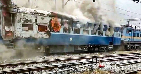 പ്രതിഷേധക്കാര്‍ ട്രെയിനിന് തീവെച്ചപ്പോള്‍/ പിടിഐ ചിത്രം