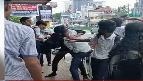 സ്‌കൂള്‍ വിദ്യാര്‍ത്ഥിയെ മര്‍ദ്ദിക്കുന്നു/ ടിവി ദൃശ്യം