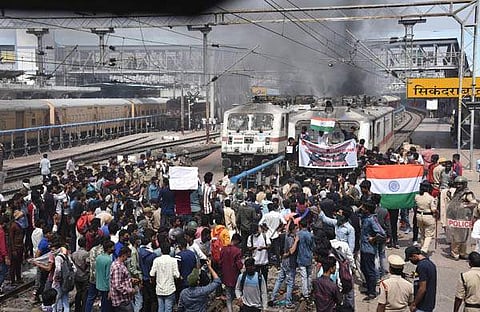 തെലങ്കാനയിലെ സെക്കന്തരാബാദ് സ്റ്റേഷനില്‍ പ്രതിഷേധക്കാര്‍ ട്രാക്കില്‍ ഇറങ്ങിയപ്പോള്‍/പിടിഐ