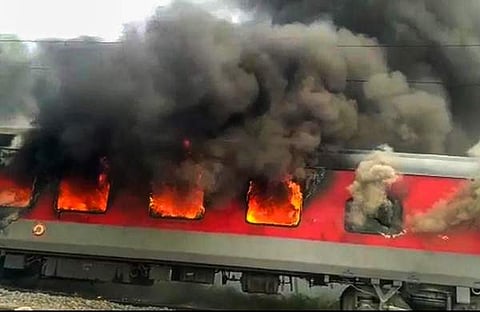 ഹാജിപ്പൂരില്‍ ജമ്മു താവി എക്‌സ്പ്രസിനു പ്രതിഷേധക്കാര്‍ തീവച്ചപ്പോള്‍/പിടിഐ