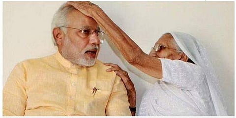 മോദി അമ്മയോടൊപ്പം/ ഫയല്‍