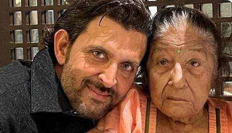 ഹൃത്വിക് റോഷന്‍ മുത്തശ്ശിക്കൊപ്പം/ ട്വിറ്റര്‍ ചിത്രം