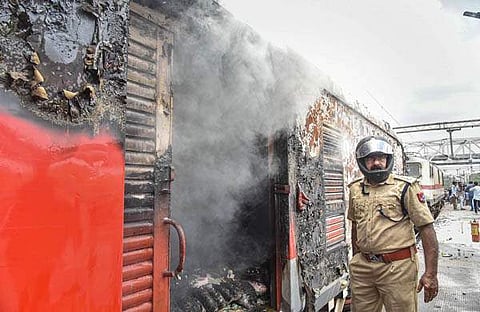 സെക്കന്തരാബാദില്‍ പ്രതിഷേധക്കാര്‍ തീവച്ച ട്രെയിന്‍/പിടിഐ