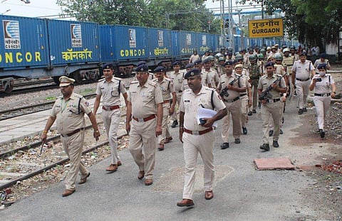 ഗുരുഗ്രാമിൽ അഗ്നിപഥ് പദ്ധതിക്കെതിരായ പ്രതിഷേധങ്ങളുടെ പശ്ചാത്തലത്തിൽ റയിൽവേ പ്രൊട്ടക്ഷൻ ഫോഴ്‌സും (ആർപിഎഫ്) ഗവൺമെന്റ് റയിൽവേ പൊലീസും (ജിആർപി) ഗുരുഗ്രാം റയിൽവേ സ്റ്റേഷനിലേക്ക് മാർച്ച് നടത്തുന്നു/ചിത്രം: പിടിഐ‌