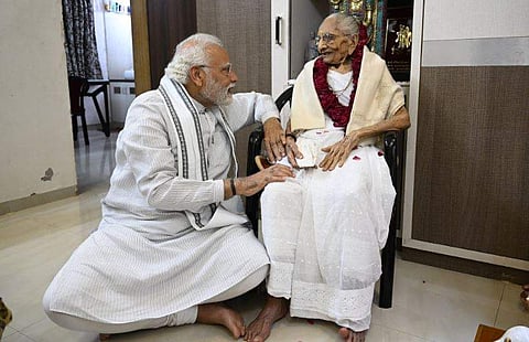 അമ്മയ്‌ക്കൊപ്പം, പ്രധാനമന്ത്രി നരേന്ദ്രമോദി ട്വിറ്ററില്‍ പങ്കുവെച്ച ചിത്രം