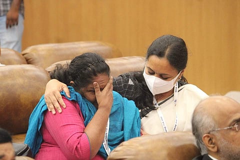 മോളി എലിസബത്ത് ജോസഫിനെ ചേര്‍ത്തു പിടിക്കുന്ന മന്ത്രി വീണാ ജോര്‍ജ്‌