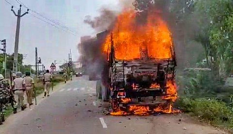 അഗ്നിപഥിന് എതിരായ പ്രക്ഷോഭത്തില്‍ ബിഹാറില്‍ ബസ് കത്തിച്ച് പ്രതിഷേധക്കാര്‍/ഫോട്ടോ: പിടിഐ