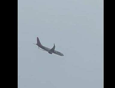 തീ പിടിച്ചതിനെ തുടര്‍ന്ന് വിമാനം നിലത്തിറക്കാന്‍ പോകുന്ന ദൃശ്യങ്ങള്‍