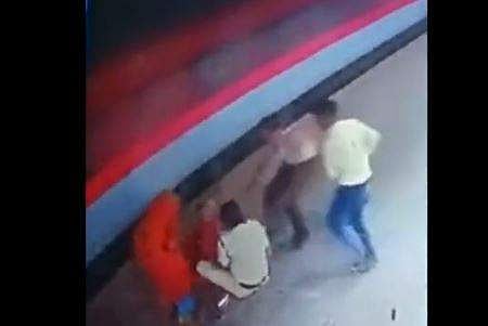 ട്രെയിനിന്റെ മുന്നില്‍ നിന്ന് വയോധികയെ രക്ഷിക്കുന്ന ദൃശ്യം