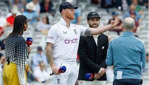 ന്യൂസിലന്‍ഡിന് എതിരെ ടോസ് ഇടുന്ന ബെന്‍ സ്‌റ്റോക്ക്‌സ്/ഫോട്ടോ: എഎഫ്പി